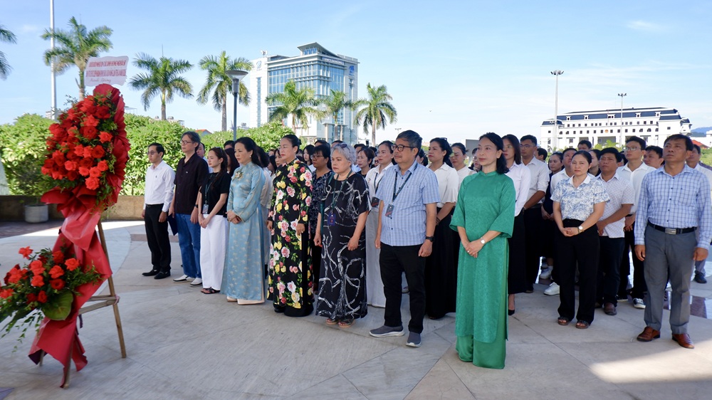 Phó Chủ tịch UBND thành phố Nguyễn Thị Anh Thi cùng đoàn DANAFF IV dâng hương tri ân các anh hùng liệt sĩ