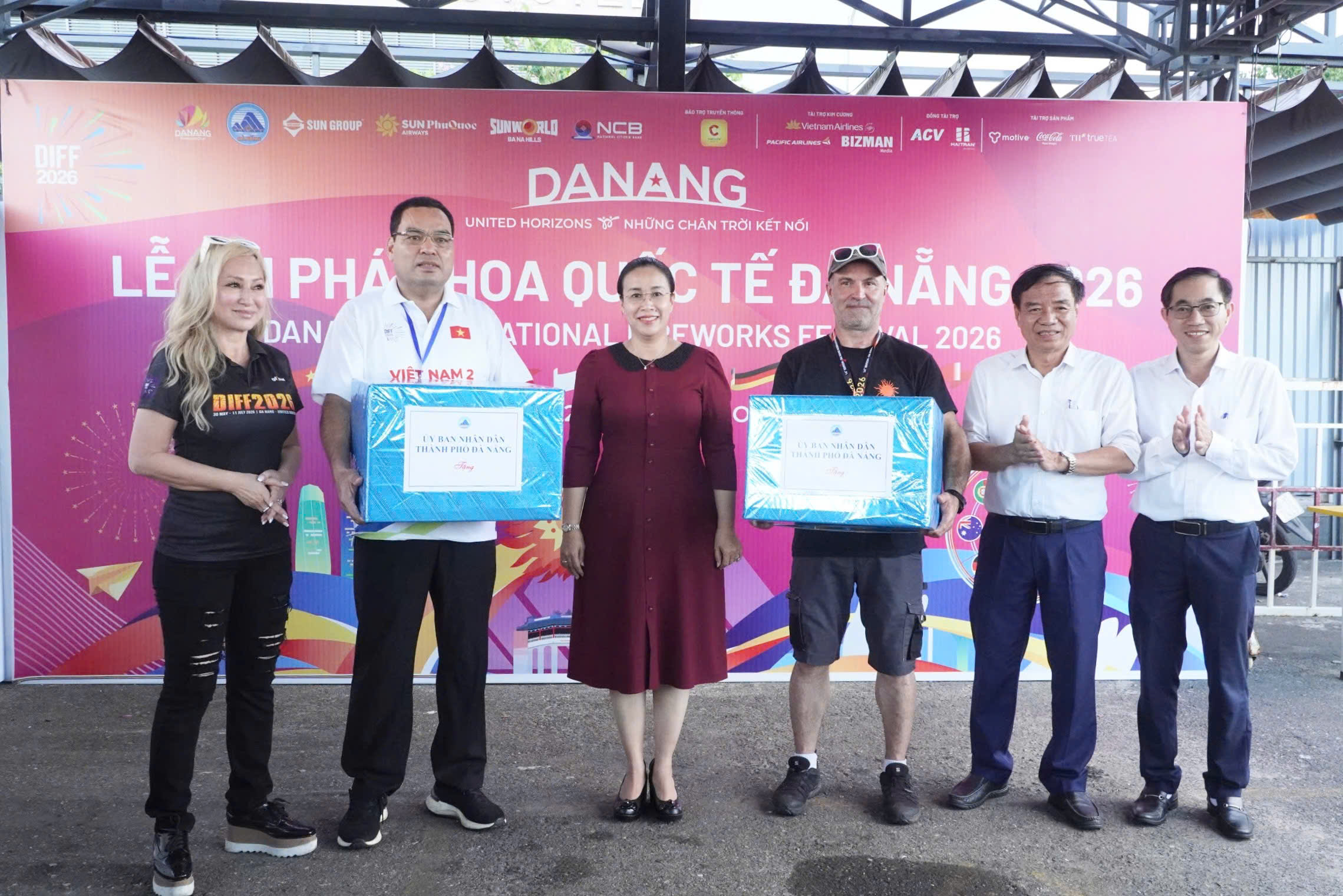 Phó Chủ tịch UBND thành phố Nguyễn Thị Anh Thi thăm, động viên các đội pháo hoa trước đêm thi thứ 2 DIFF
