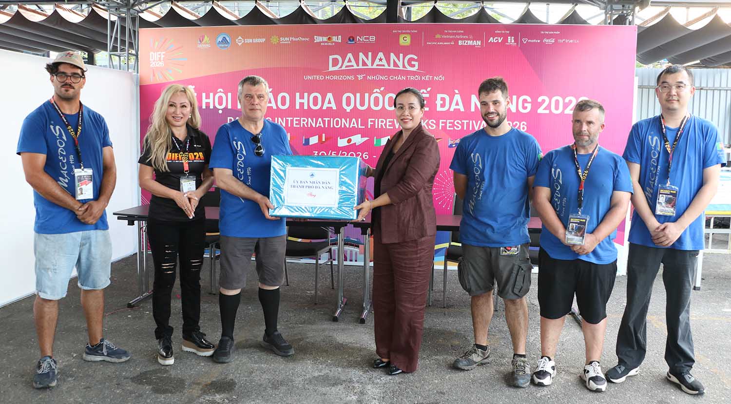 Phó Chủ tịch UBND thành phố Nguyễn Thị Anh Thi thăm, động viên hai đội pháo hoa trước đêm tranh tài chủ đề “Tầm nhìn”