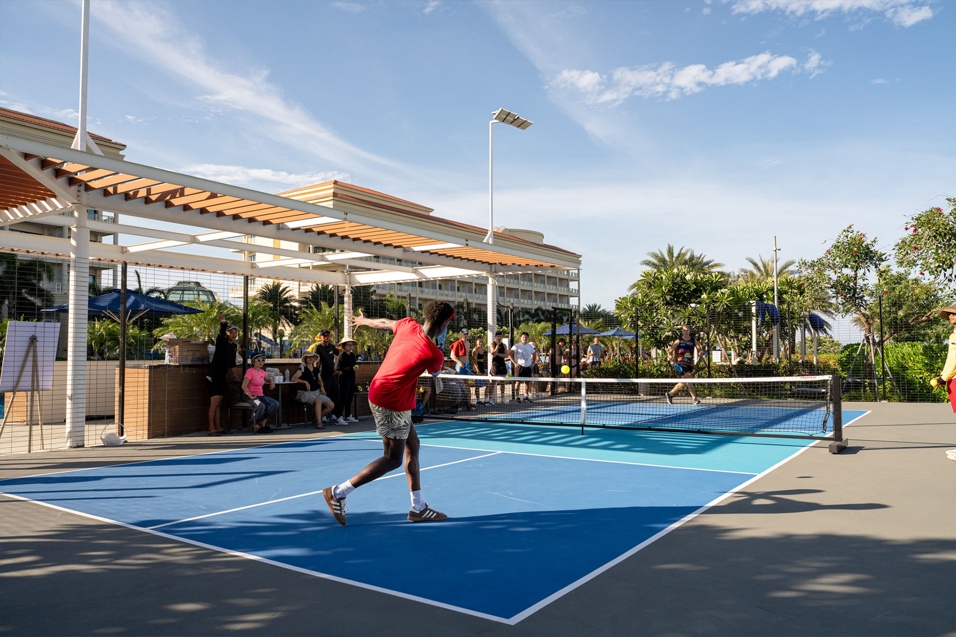 Từ Pickleball đến Thuyền Thúng Xoay: Sheraton Grand Danang Kiến Tạo Kỳ Nghỉ Năng Động Cho Mọi Thế Hệ