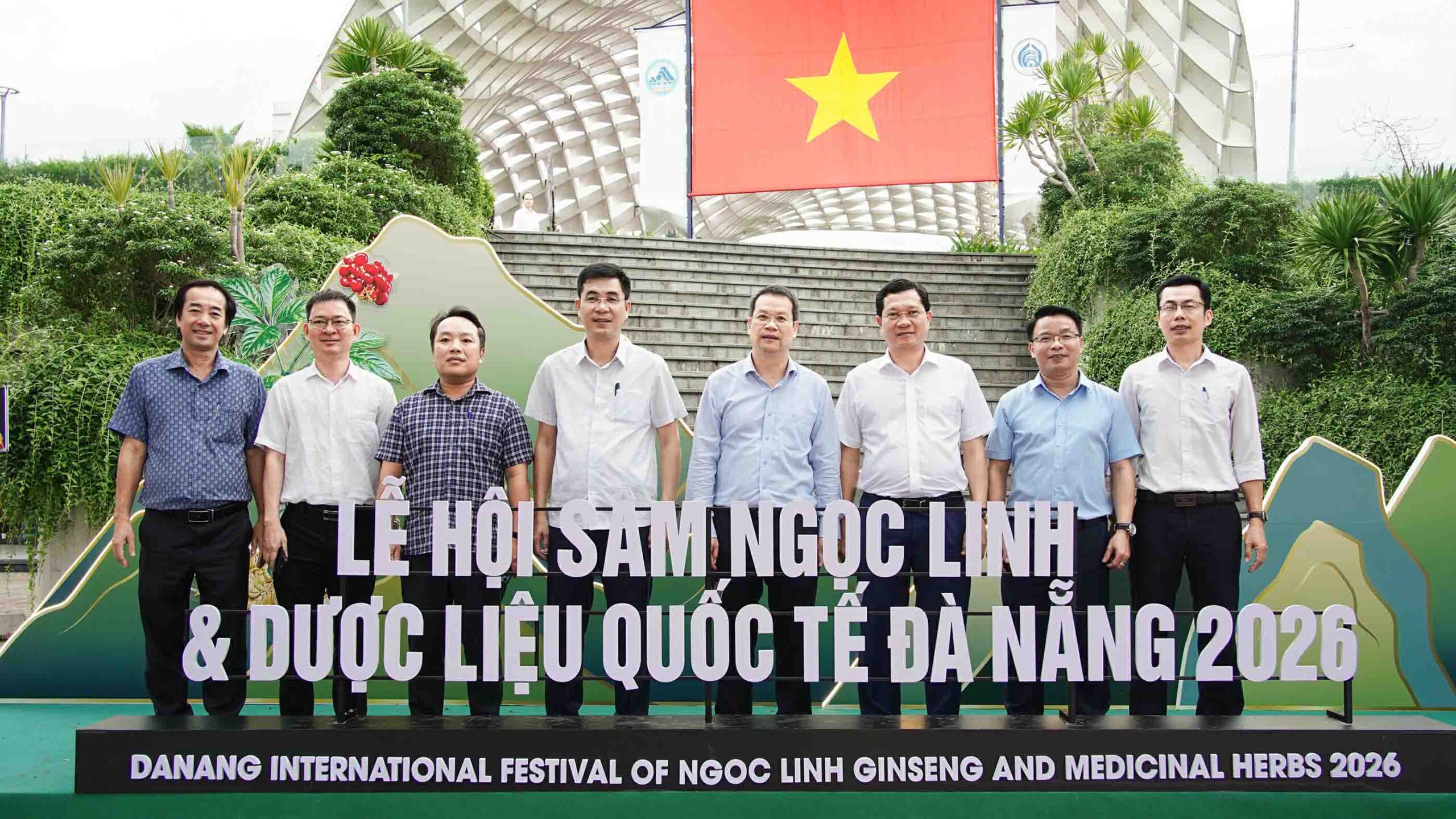 Lãnh đạo thành phố tham quan không gian trưng bày Sâm Ngọc Linh và dược liệu