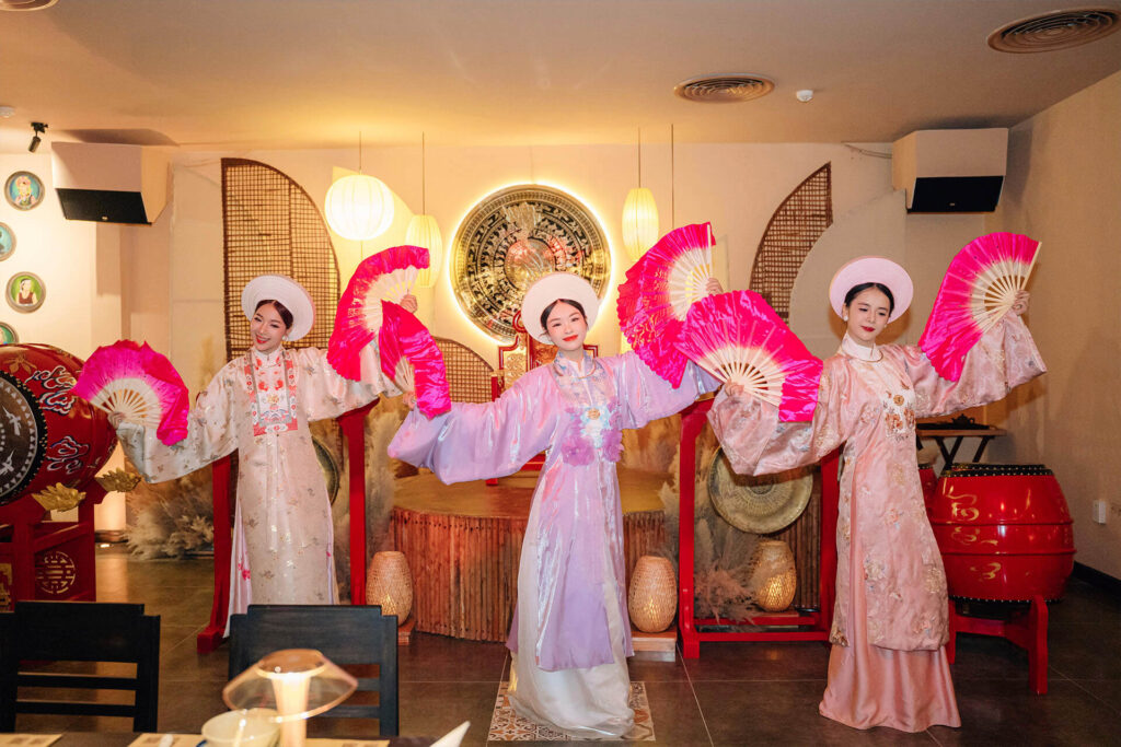 Khám Phá Ngon Phố Đà: Nhà Hàng Có Show Diễn Văn Hóa Tại Đà Nẵng 1