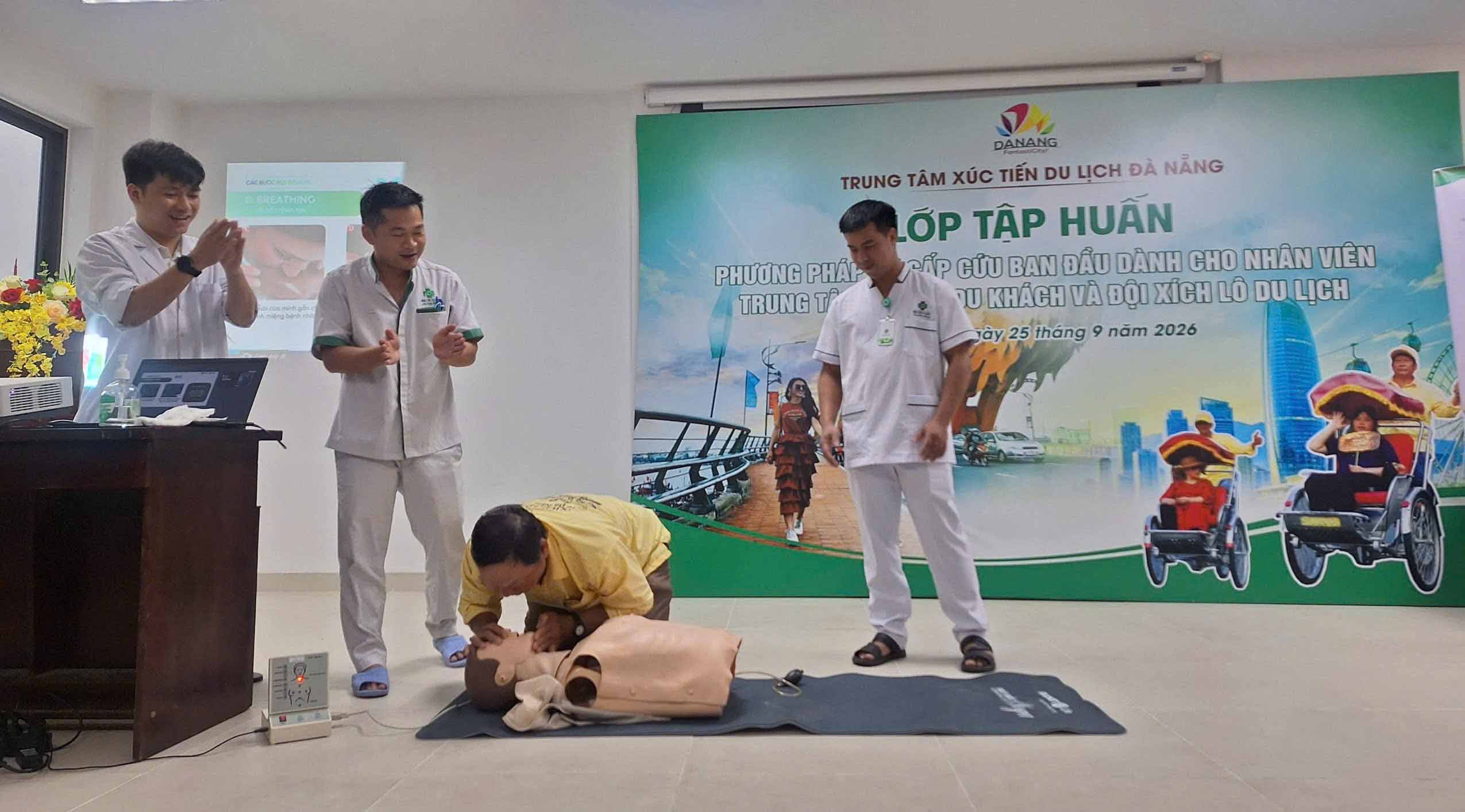 Tổ chức tập huấn sơ cấp cứu ban đầu cho nhân viên hỗ trợ du khách và Đội xích lô du lịch